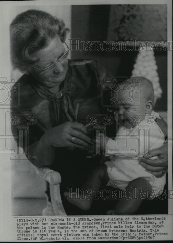 1967 Press Photo Queen Juliana plays with grandson Prince Willem Alexander - Historic Images