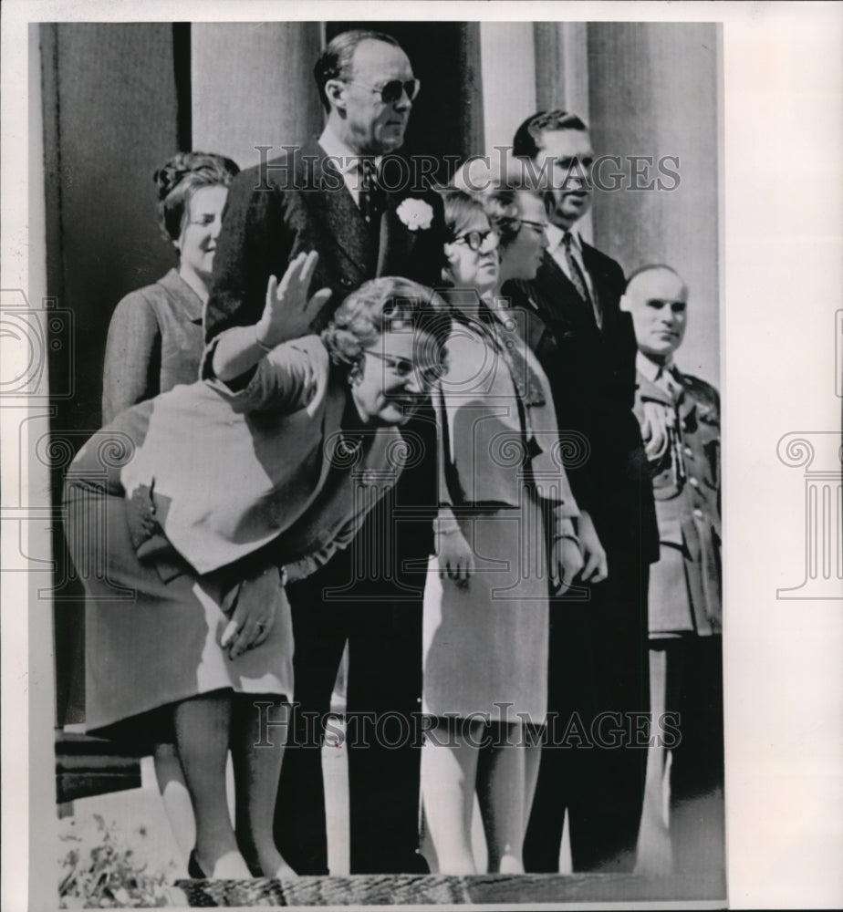 1964 Press Photo Queen Juliana &amp; Dutch royal family on Soestdijk Palace - Historic Images