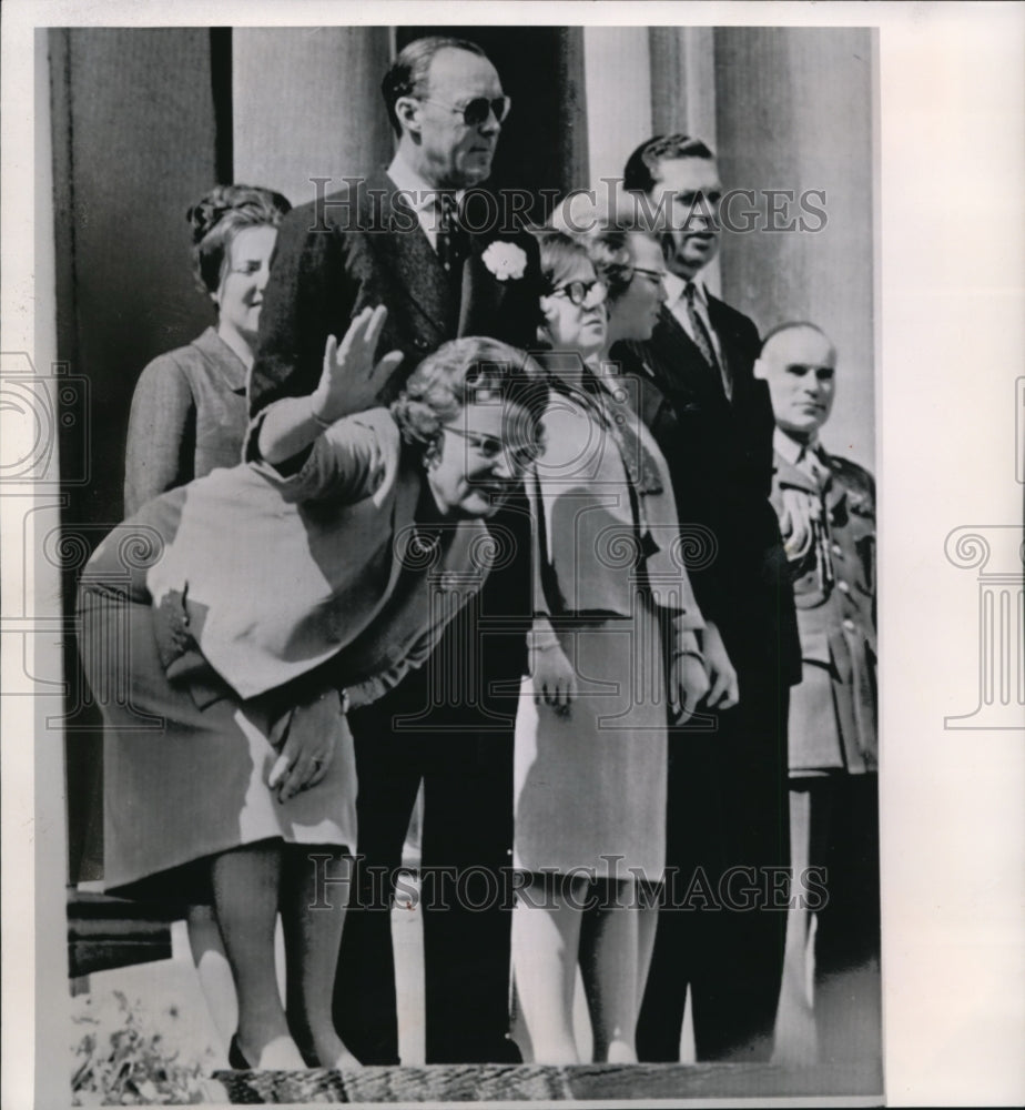 1964 Press Photo Queen Juliana & Dutch royal family on Soestdijk Palace - Historic Images