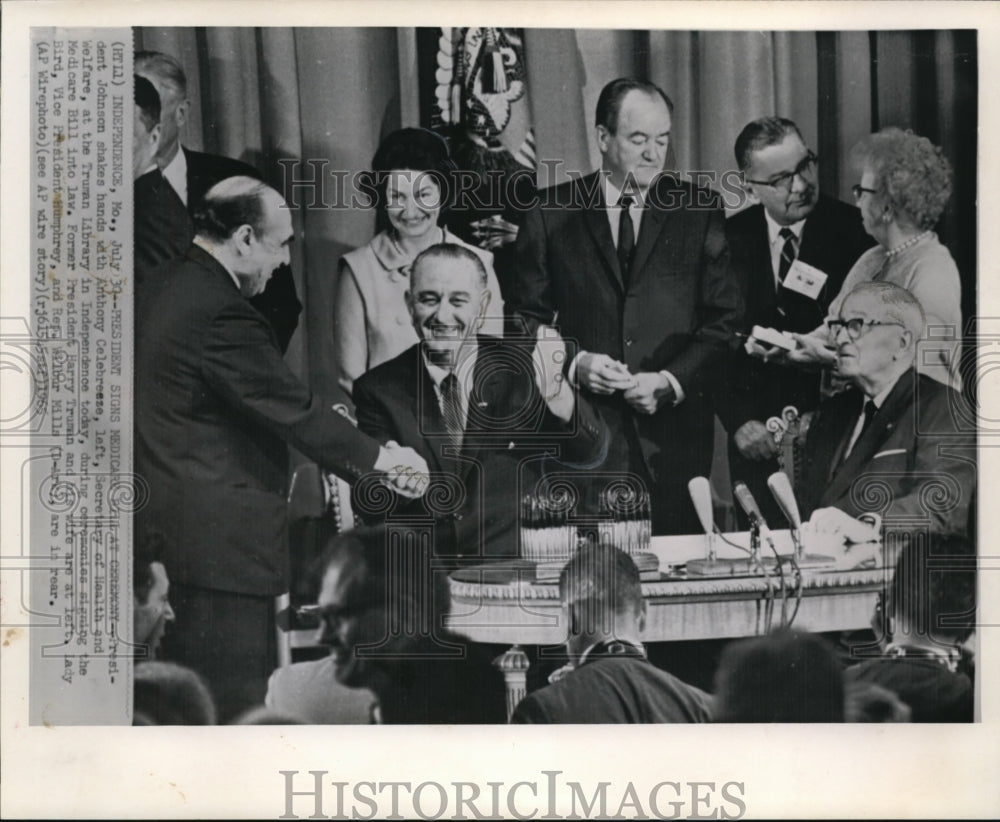 1965 Press Photo Pres Johnson shakes hands with Anthony Celebrese, Sec of Health - Historic Images