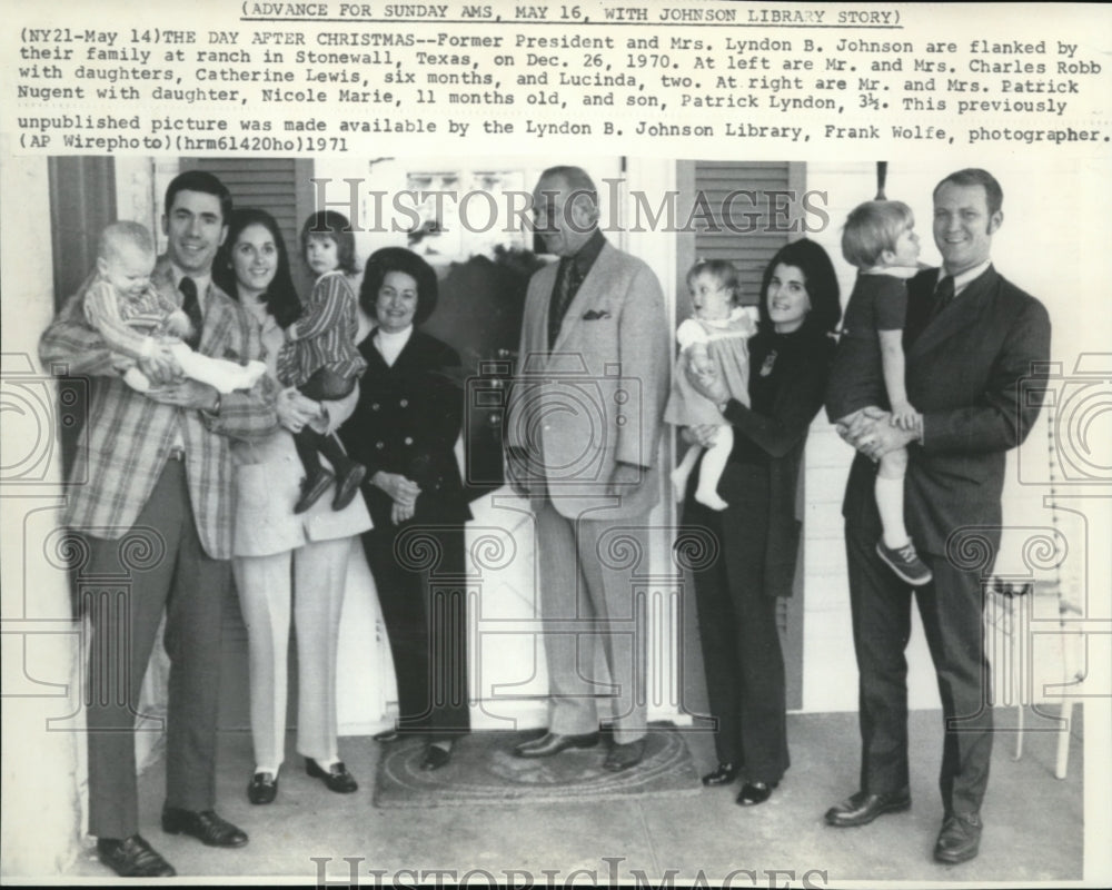 1971 Press Photo Former Pres. &amp; Mrs. Lyndon Johnson with their family - Historic Images