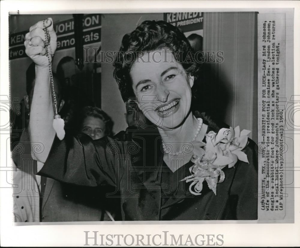 1969 Press Photo Lady Bird Johnsn with the rabbit&#39;s foot for goodluck - Historic Images