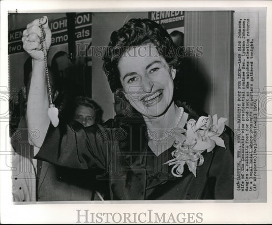 1969 Press Photo Lady Bird Johnsn with the rabbit's foot for goodluck - Historic Images