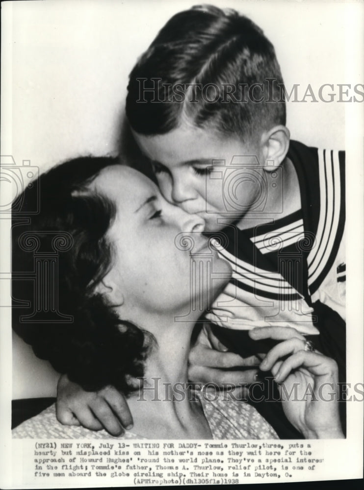 1938 Press Photo Tommie Thurlow put a kiss on his mother&#39;s nose - Historic Images