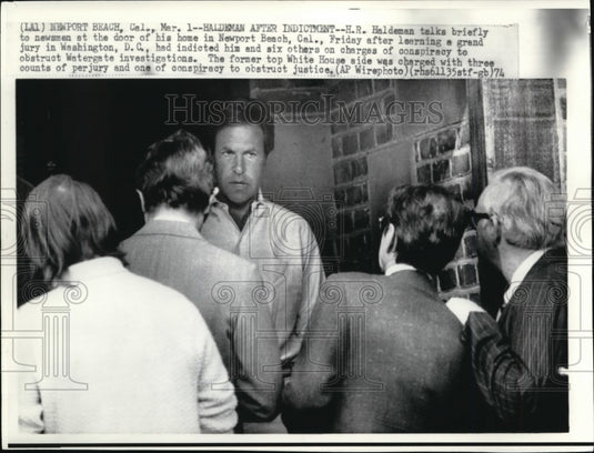 1974 Press Photo H.R. Haldeman talks briefly to newsmen at the door of his home - Historic Images