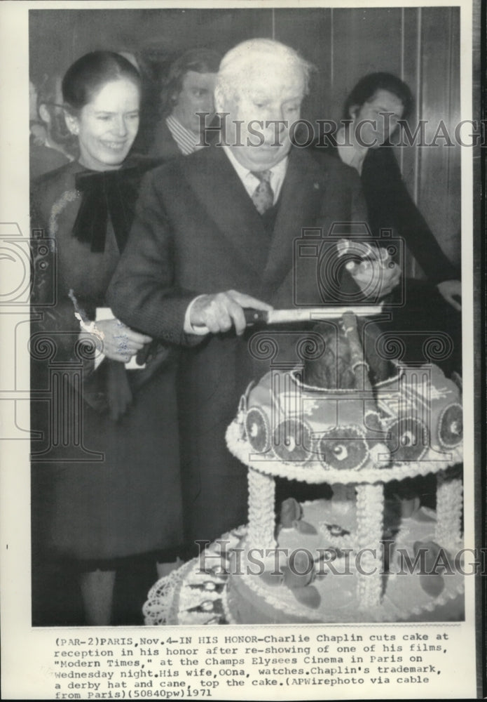 1971 Press Photo Charlie Chaplain cuts cake at reception in his honor - Historic Images