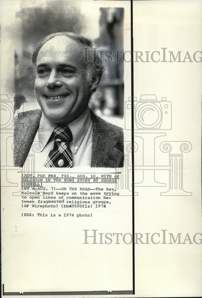 1974 Press Photo The Rev. Malcolm Boyd keeps on the move trying to open lines of - Historic Images