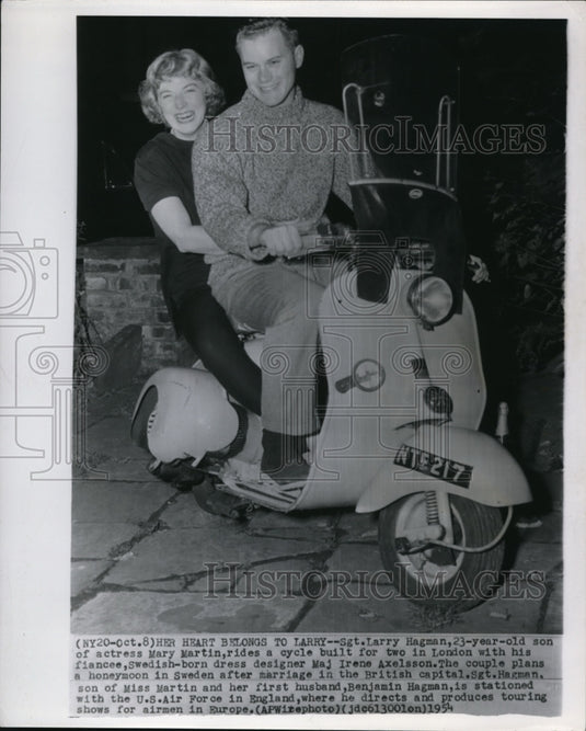 1954 Press Photo Sgt Larry Hagman w/ fiancee Maj Irene Axelson-Historic Images