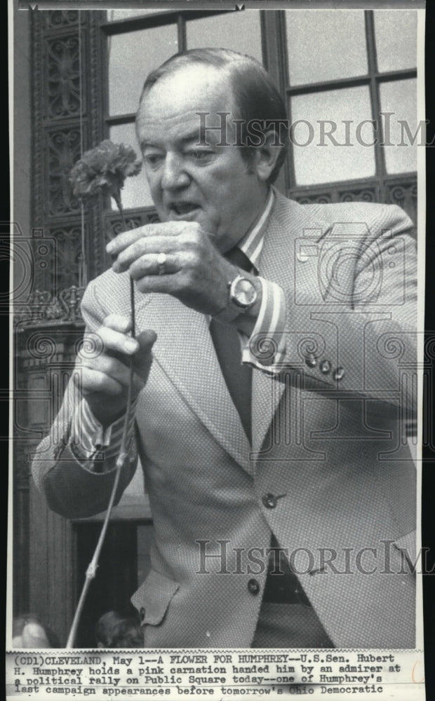 1972 Press Photo Senator Hubert  H. Humphrey  during a political rally - Historic Images