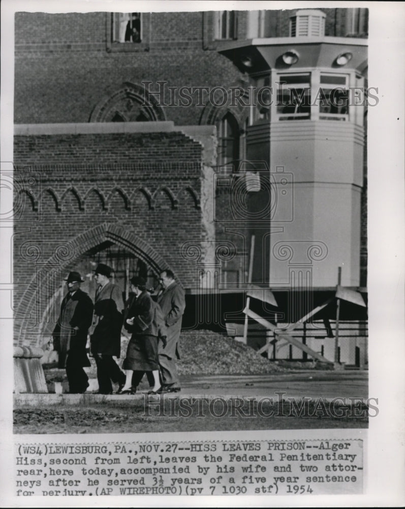 1954 Press Photo Alger Hiss leaves the Federal Penitentiary with his wife &amp; Atty - Historic Images