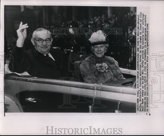 1946 Wire Photo Ernest Bevin with wife acknowledges New York's Welcome - Historic Images