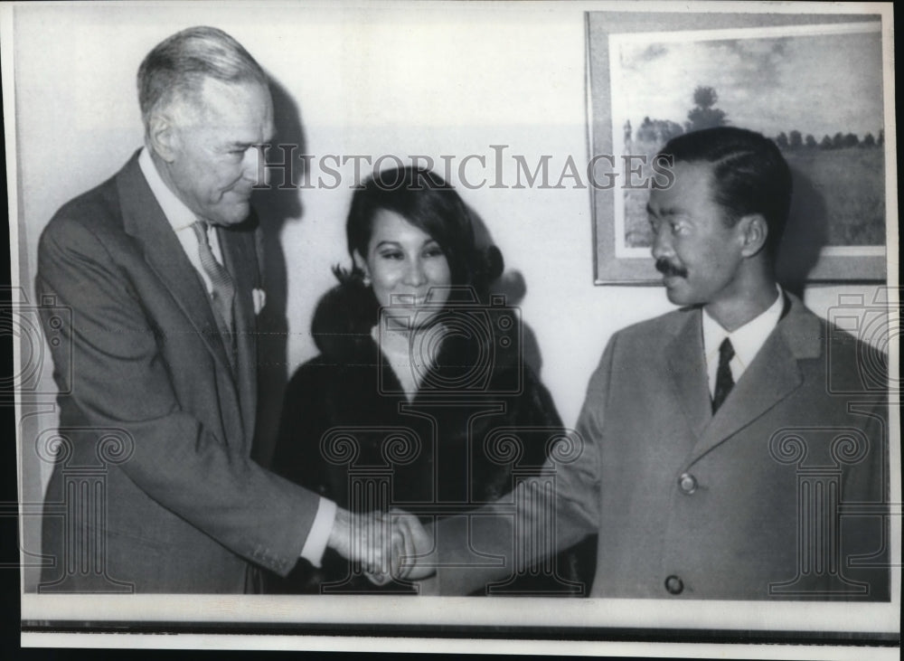 1969 Wire Photo Lodge welcomes Ky and his wife at Orly Airport - cvw02979-Historic Images