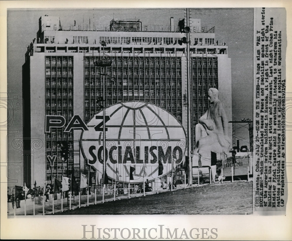 1961 &#39;Paz Y Socialismo&#39; sign in Agragarian Reform building in Havana - Historic Images