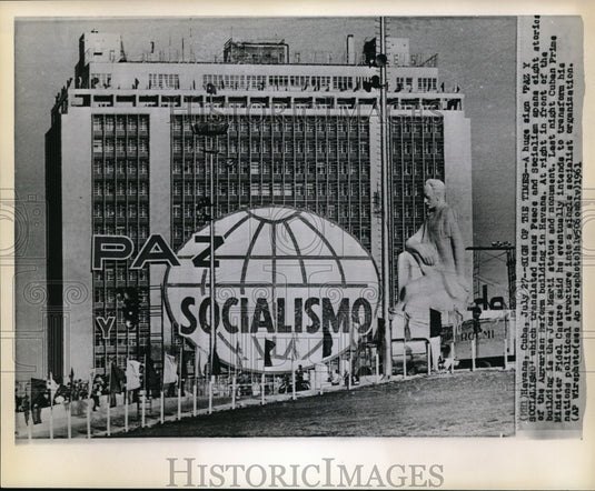 1961 'Paz Y Socialismo' sign in Agragarian Reform building in Havana - Historic Images