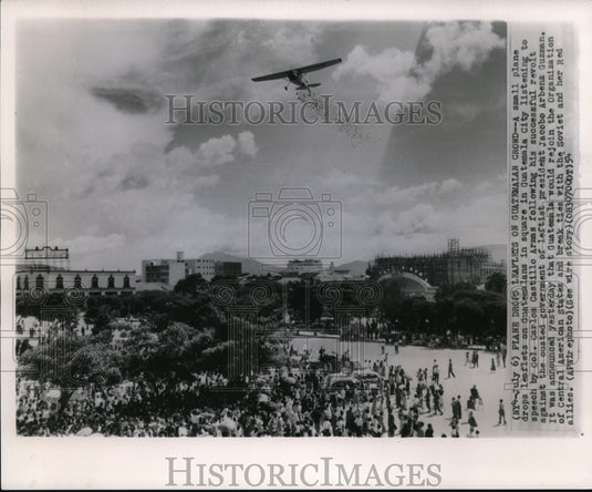 1954 Small plane drops leaflet on Guatemalans listening to speech - Historic Images