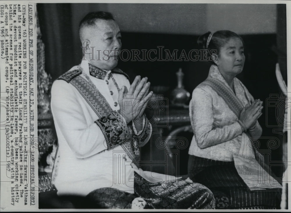 1967 Press Photo The Royal Family of King Vatthana and wife in prayers - Historic Images