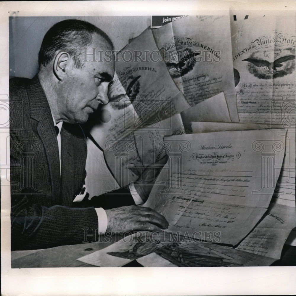 1961 Press Photo Police Captain Peter Conroy examines the Lincoln documents - Historic Images