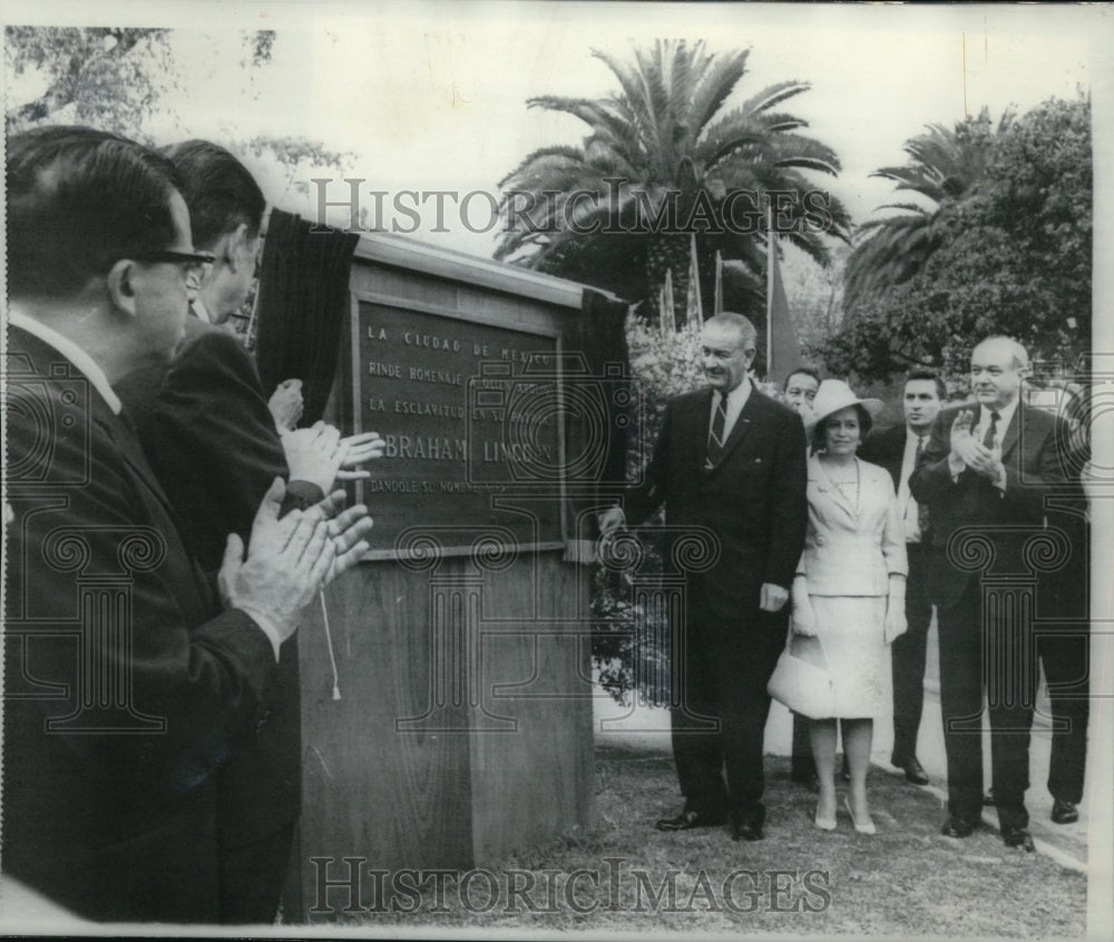 1966 Press Photo The Lincoln plaque at the statue unveiled by President Johnson - Historic Images