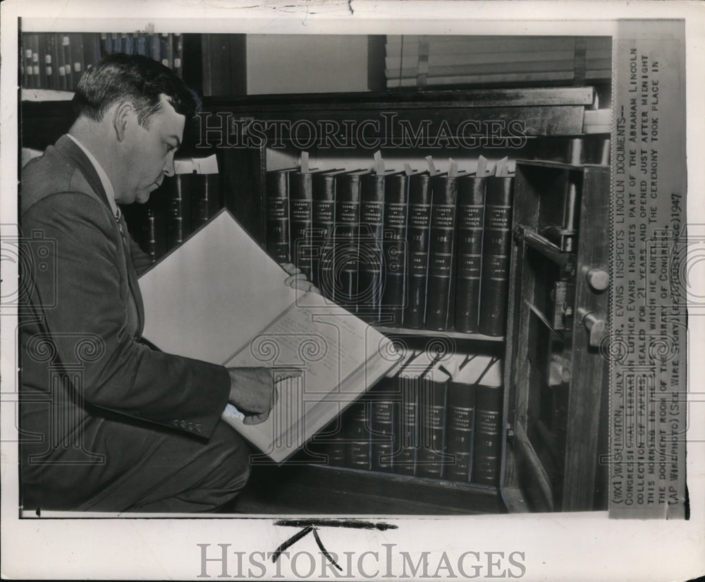 1947 Press Photo Dr. Evans inspects the Lincoln documents - Historic Images