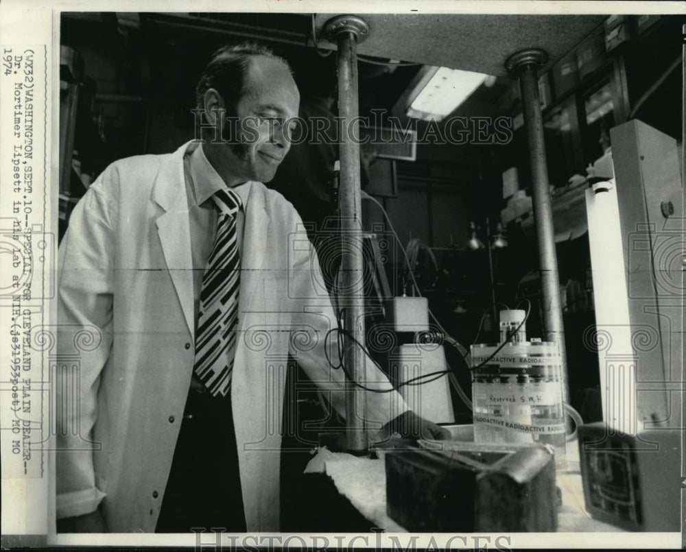 1974 Wire Photo Dr. Mortimer Lipsett in his lab at NIH. - cvw03070 - Historic Images