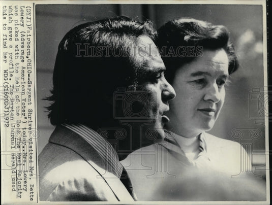 1972 Press Photo Sargent Schriver with Mrs. Bette Lowery - Historic Images