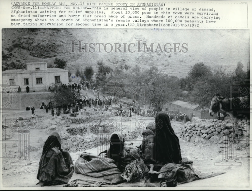 1972 Press Photo The People in Jawand Afghanistan Waiting for Relief Supplies - Historic Images