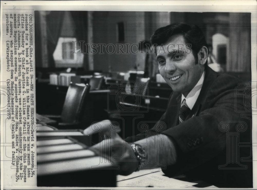 1975 Press Photo David W. Johnson, in the Senate after he was sworn into office - Historic Images