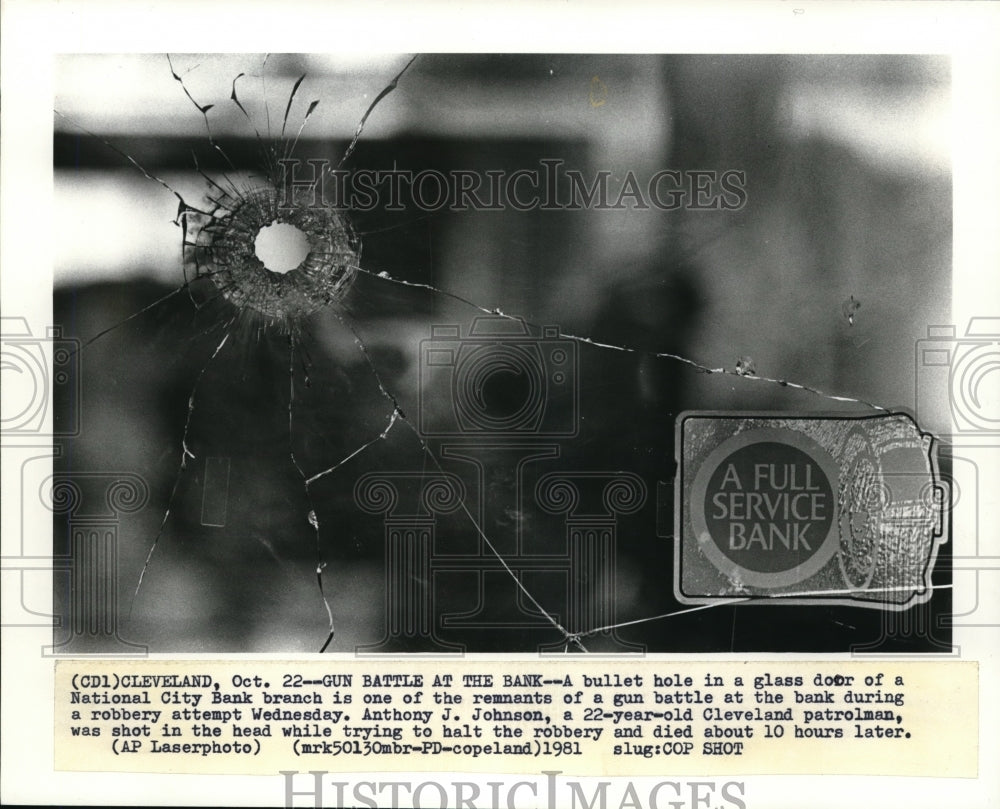 1981 Press Photo A bullet hole in a glass door of a National City Bank branch - Historic Images