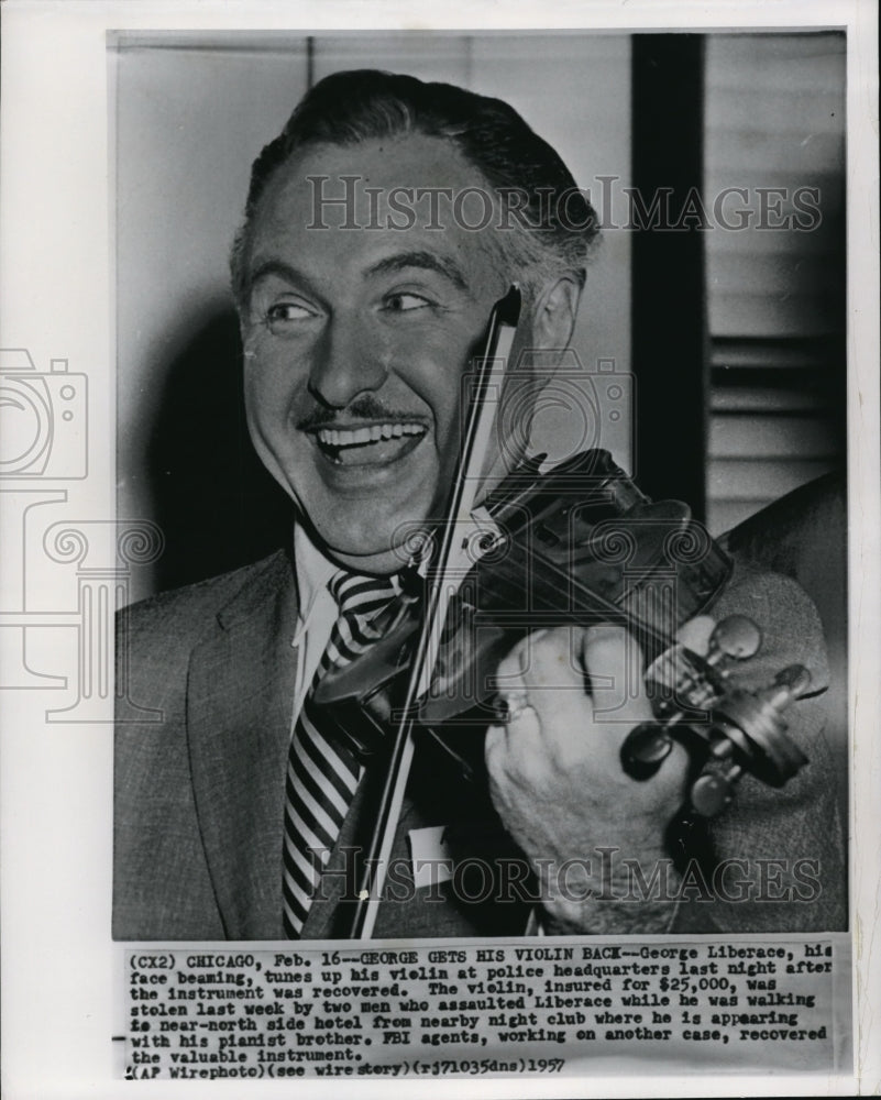 1967 Press Photo George Liberace  with his recovered violin - Historic Images