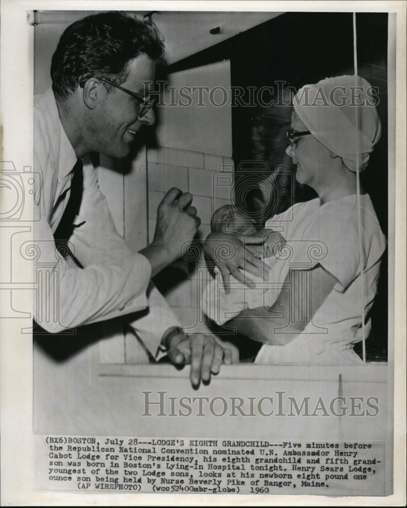 1960 Press Photo Henry Sears Lodge with his new son at the Lying In Hospital - Historic Images