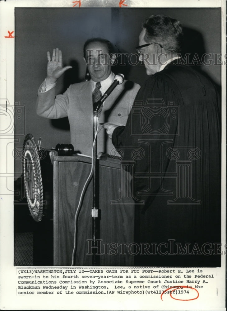 1974 Press Photo Robert E. Lee is sworn in to his fourth seven-year-term as a - Historic Images