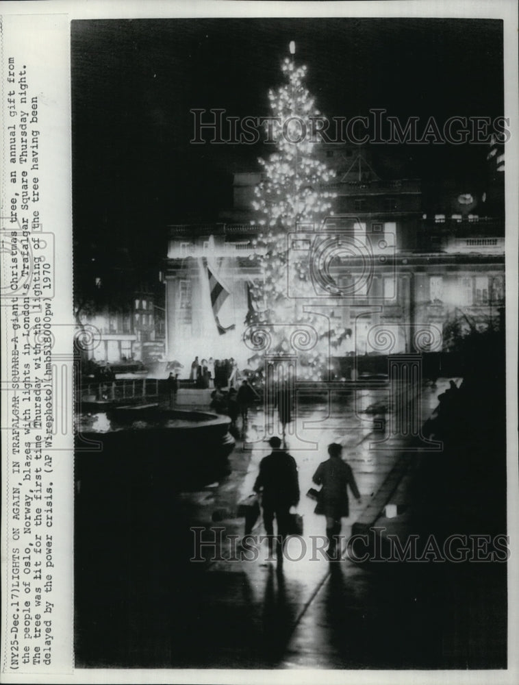 1970 Wire Photo A giant Christmas tree, an annual gift from the people of Oslo, - Historic Images