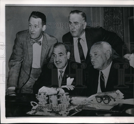 1959 Press Photo Conferring here today on construction of new hotel in - Historic Images