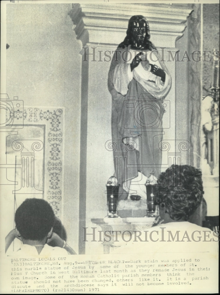 1971 Press Photo Dark Stain Applied to the Marble Statue of Jesus - Historic Images