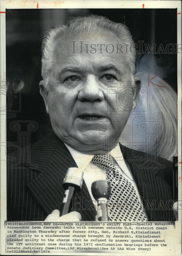 1974 Press Photo Leon Jaworski Talks with Newsmen Outside U.S. District Court - Historic Images