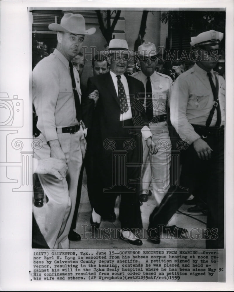 1959 Press Photo Gov Earl King escorted from habeas corpus hearing - Historic Images