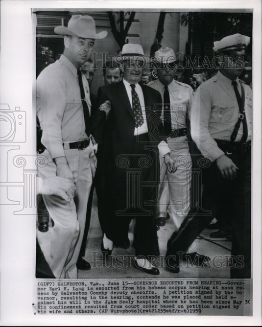 1959 Press Photo Gov Earl King escorted from habeas corpus hearing - Historic Images