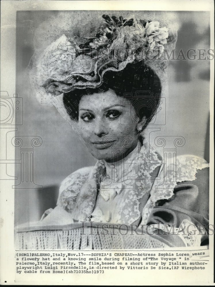 1973 Press Photo Sophia's Chapeau in filming of "The Voyage" in Palermo, Italy - Historic Images
