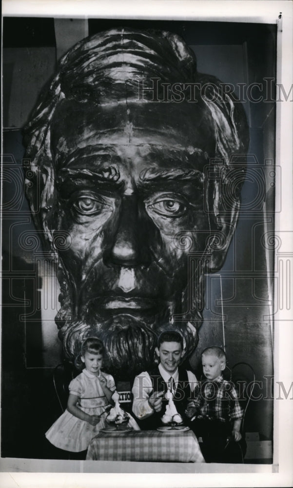 1962 Press Photo Celebrates birthday of Abraham Lincoln in an ice cream parlor - Historic Images