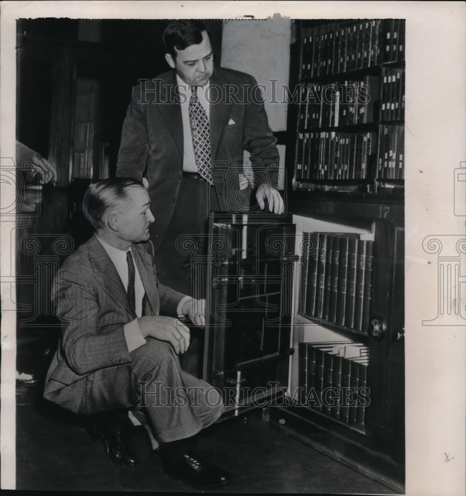 1947 Press Photo Dr Percy Powell &amp; Librarian Luther Evans open safe - Historic Images