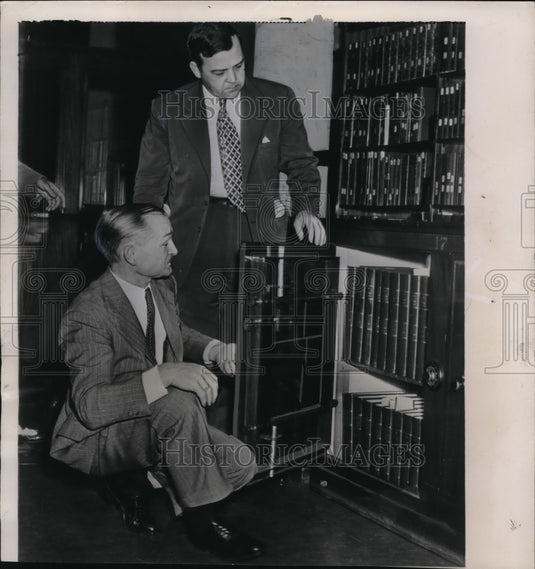 1947 Press Photo Dr Percy Powell & Librarian Luther Evans open safe - Historic Images