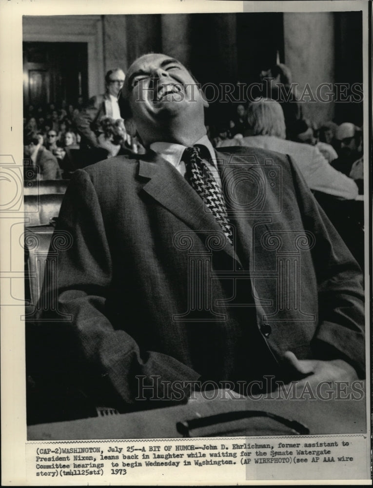 1973 Press Photo John Ehrlichman laughs while waiting for Sen Watergate hearing - Historic Images