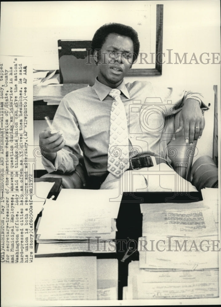 1972 Press Photo American Federation of State Sec Wm Lucy answers questions-Historic Images