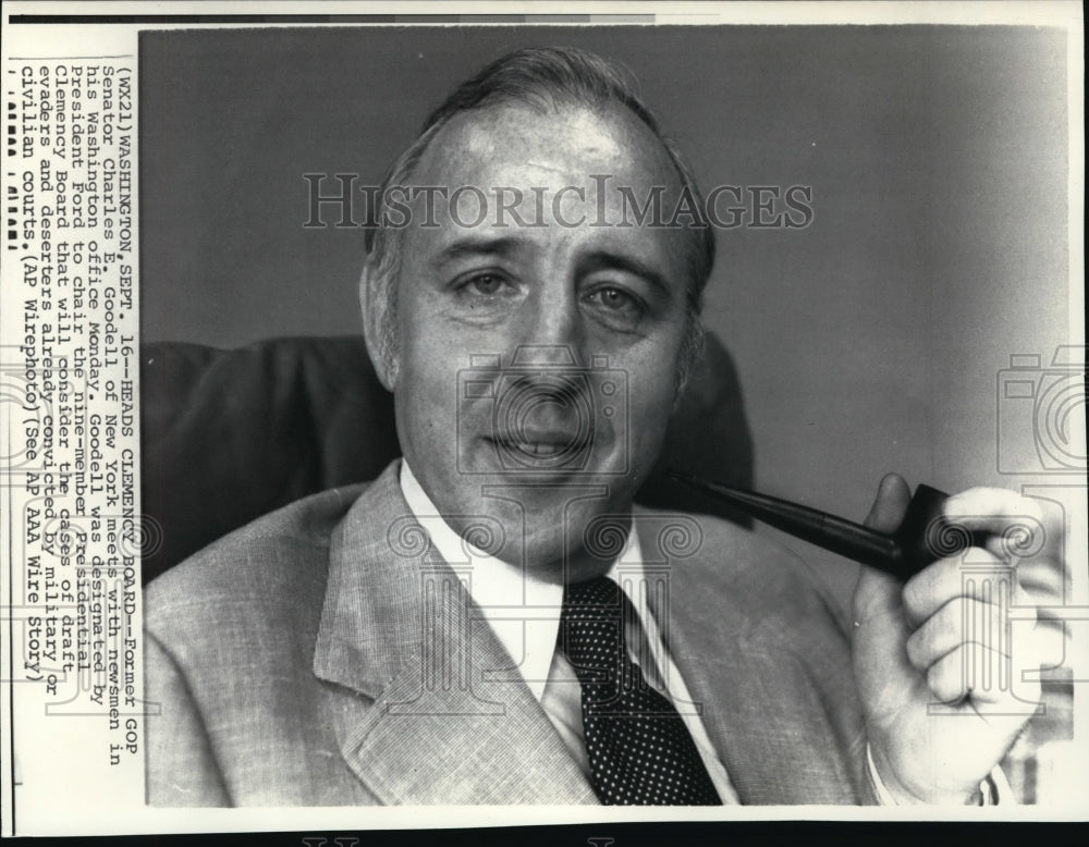 1974 Press Photo Ex-GOP Sen Charles Goodell with newsmen in Washington office - Historic Images