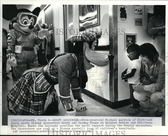 1986 Wire Photo Goofy and Mickey Mouse at Rainbow Babies and Children Hospital - Historic Images