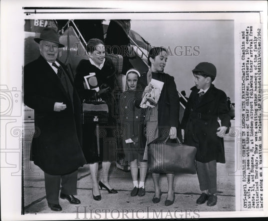 1962 Wire Photo Charlie Chaplin and his wife, Oena pose with three of their-Historic Images