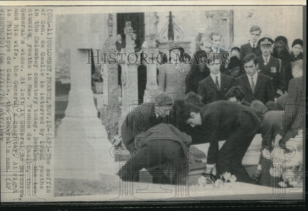 1970 Press Photo The coffin of Gen. de Gaulle is interred by local youths in the-Historic Images