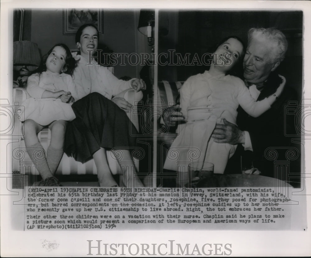 1954 Press Photo Charlie Chaplin, world-famed pantominist, celebrated his 65th - Historic Images