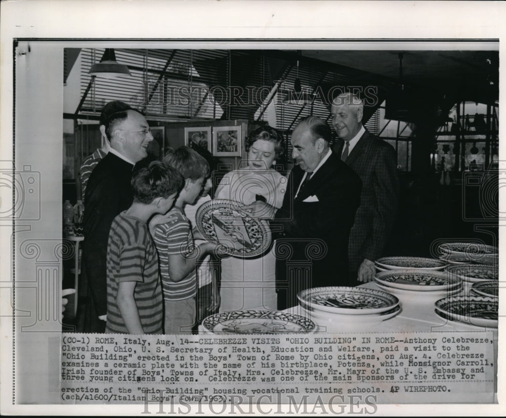 1963 Press Photo Welfare Sec Anthony Celebrezze &amp; wife at Ohio vocational center - Historic Images