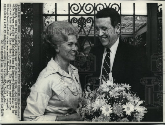 1975 Press Photo Kalmbach arrived home in Newport beach, Calif. for the 1st time - Historic Images